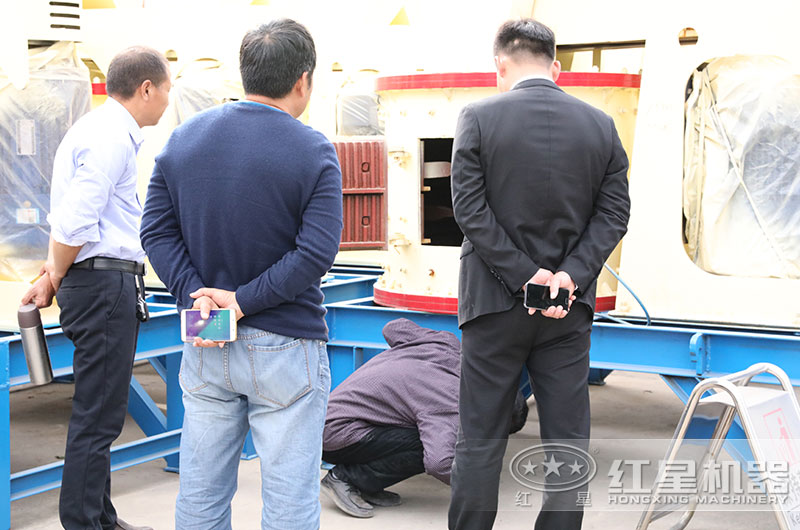 客戶來(lái)廠考察1250立軸破碎機(jī) 客戶來(lái)廠考察1250立軸破碎機(jī)