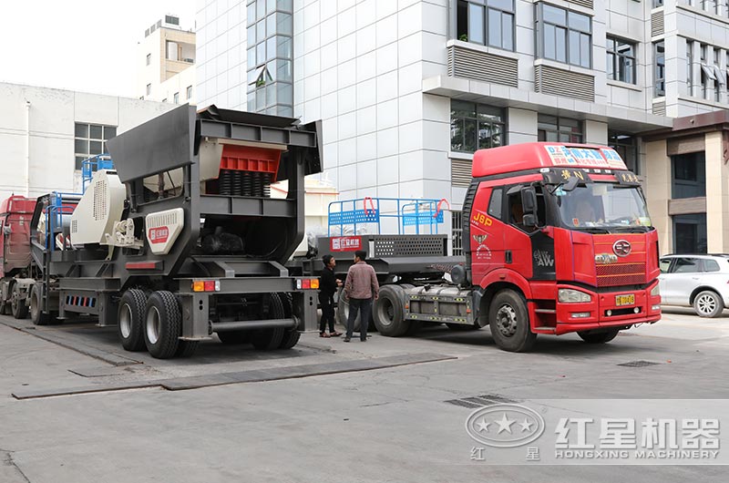 兩臺(tái)汽車移動(dòng)碎石機(jī)發(fā)貨現(xiàn)場(chǎng)