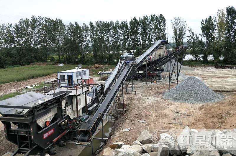 車載移動式石料粉碎機作業(yè)現場