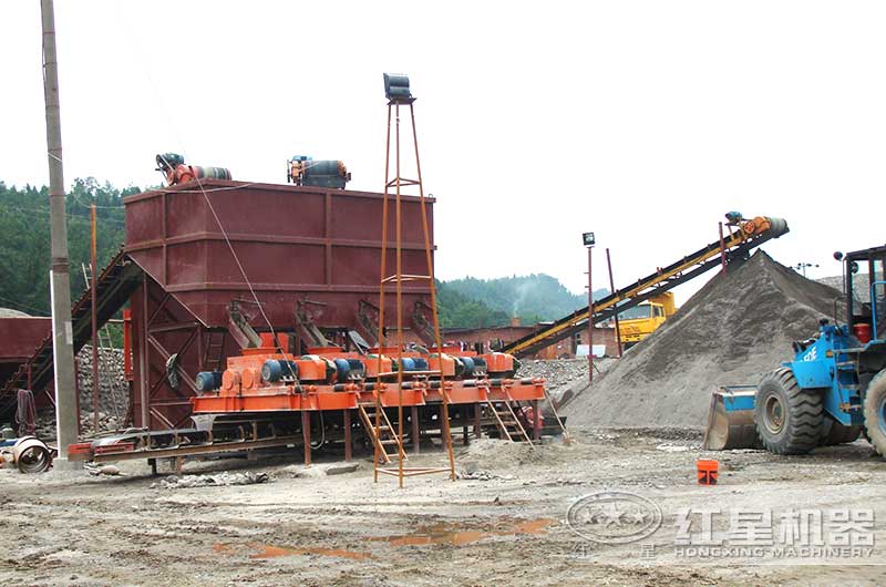 小型雙輥制砂機已在河南客戶砂石廠作業(yè)5年